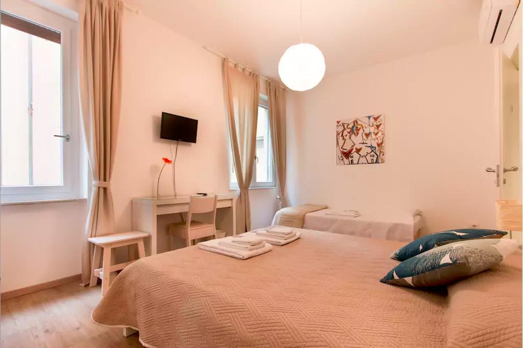 Via Colombo Holiday Rooms La Spezia Bagian luar foto
