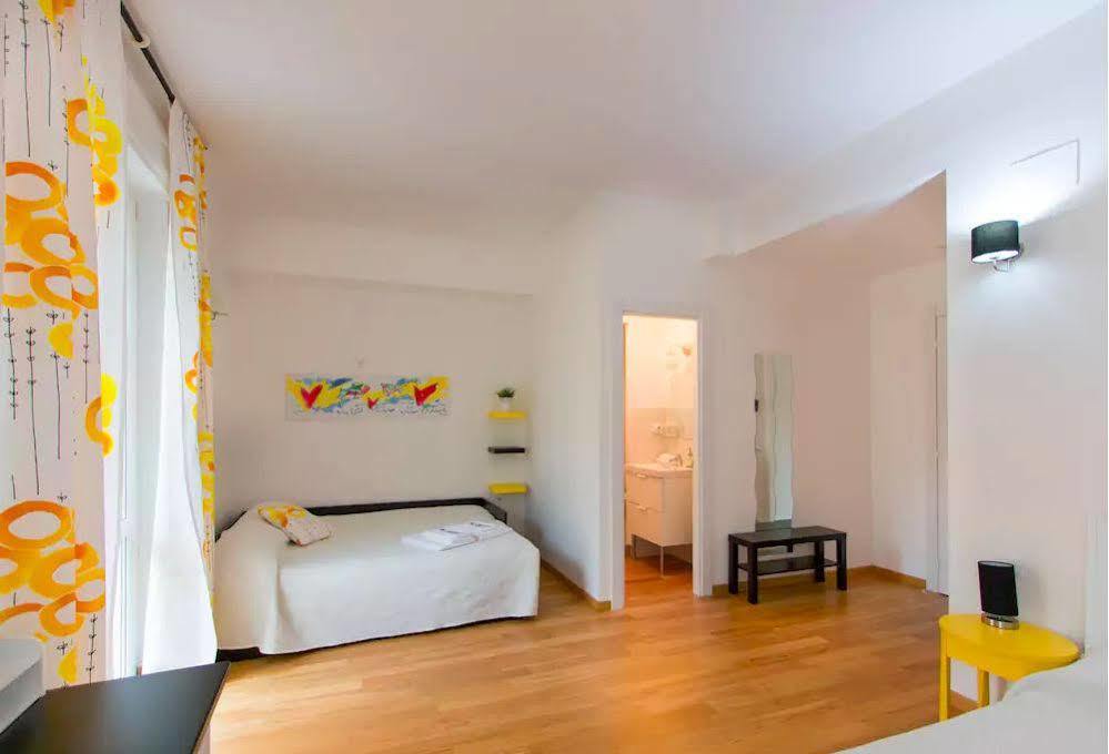 Via Colombo Holiday Rooms La Spezia Bagian luar foto